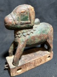 Lindo antigo e secular brinquedo chinês séc. XVII-XIX manufaturado em madeira nobre entalhada e torneada representando Cavalo Imperial. Med.:20x14 cm