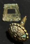 BRONZE - Lote constando 2 antigas peças em bronze dourado, finamente cinzeladas ao gosto art nouveau, sendo 1 espelho de tomada e outra 1 maçaneta. Med.: 12x8 e 10x6 cm