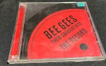 COLECIONISMO - BEEGEES - 'Grandes Sucessos' - Antigo par de CD Player, função músicas , edição limitada, sendo dito Album Duplo, Acondicionado em estojo original.