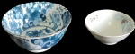 PORCELANA - Lote contendo Dois lindos Bwols em porcelana branca,  com rica decoração floral no tom azul.  Med:7x15/12x5cm.