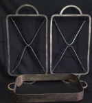 Lote contendo três suporte em metal . Med:37x24x7  com alça 45 / 37x24x5,5  com alça 49 cm