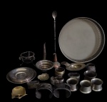 Miscelânea contendo  vinte e cinco peças em metal prateado de tamanhos variados.