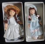 COLECIONISMO - Lote constando duas antigas bonecas de coleção. Sendo cabeça, pés e mãos em porcelana e trajes típicos, confeccionado em tecido.  Med: 15 centímetrodealtura