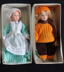 COLECIONISMO - Lote constando duas antigas bonecas de coleção. Sendo cabeça, pés e mãos em porcelana e trajes típicos, confeccionado em tecido.  Med: 15 centímetro de altura.