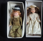COLECIONISMO - Lote constando duas antigas bonecas de coleção. Sendo cabeça, pés e mãos em porcelana e trajes típicos, confeccionado em tecido.  Med: 15 centímetrodealtura.