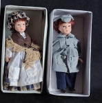 COLECIONISMO - Lote constando duas antigas bonecas de coleção. Sendo cabeça, pés e mãos em porcelana e trajes típicos, confeccionado em tecido.  Med: 15 cm.