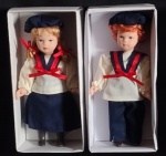 COLECIONISMO - Lote constando duas antigas bonecas de coleção. Sendo cabeça, pés e mãos em porcelana e trajes típicos, confeccionado em tecido.  Med: 15 cm.