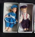 COLECIONISMO - Lote constando duas antigas bonecas de coleção. Sendo cabeça, pés e mãos em porcelana e trajes típicos, confeccionado em tecido.  Med: 15 cm.