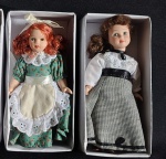 COLECIONISMO - Lote constando duas antigas bonecas de coleção. Sendo cabeça, pés e mãos em porcelana e trajes típicos, confeccionado em tecido.  Med: 15 cm.
