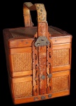 ANTIGUIDADE - Antiga Cesta de casamento Chinesa, com duas camadas/divisórias, confeccionada em madeira e bambu, decoração em metal e rico acabamento em arabescos nas laterais e na trava de segurança.Med:50x13cm.