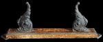 ANTIGUIDADE - Antigo suporte confeccionado em madeira e metal, com ricos detalhes de arabescos, em baixo relevo.  Med:41x15.