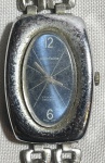 MONDAINE (17 Jewels Incabloc) - Elegante relógio de pulso, modelo feminino, no estilo arte deco, anos 60, a corda, com caixa e pulseira e aço dourado. Funcionando no momento e sem garantias futuras. Med 4x3 cm (Caixa). Obs: apresenta marcas do tempo.