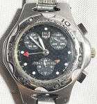 TAG HEUER (McLaren) - Elegante relógio de pulso suíço, automatico, modelo esportivo, com caixa e pulseira em aço. Med 4,5 cm (caixa). Obs: TAG Heuer SA é um fabricante suíço de relógios de pulso de luxo com sede em La Chaux-de-Fonds. A empresa projeta, fabrica e comercializa relógios de luxo bem como acessórios de moda. Não garantimos autenticidade, pois não abrimos a maquina. Não testado, possivelmente bateria.