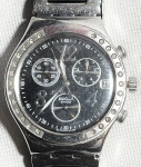 SWATCH - Elegante relógio de pulso suíço, modelo esportivo, a quartz, com caixa e pulseira aço. Med 4 cm (Caixa). Obs: no estado, possivelmente bateria.