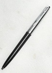 COLECIONISMO - PARKER - Elegante e rara caneta esferográfica, norte americana, Arte Deco, anos 60, na cor cinza, com detalhes em aço. Obs: não testada.