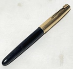 COLECIONISMO - PARKER - Elegante e rara caneta tinteiro, norte americana, Arte Deco, anos 50, na cor preta, com tampa banhada a ouro, finamente cinzelada. Obs: não testada.