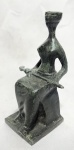 ALFREDO CESCHIATTI (Belo Horizonte, 1 de setembro de 1918 Rio de Janeiro, 25 de agosto de 1989) - 'Justiça'- Rara escultura em bronze patinado. Peça assinada. Med.: 15 cm. Obs: Sem expertise, não garantimos autenticidade. Alfredo, fez parte da Comissão Nacional de Belas Artes e ensinou escultura e desenho na Universidade de Brasília (UnB). Tornou-se conhecido por criar obras para decoração de prédios projetados por Oscar Niemeyer, dentre as mais conhecidas está "A Justiça", em granito, em frente ao prédio do Supremo Tribunal Federal.