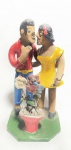 ARTE POPULAR - "Casal" Antigo e raro grupo escultórico, regional brasileiro, em barro cozido, magnificamente esculpido e pintado a mão, representando Cena de Casal Com Flores. Assinado. Med 16 cm.