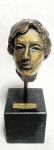 NEUZA GUERREIRO - "Figura Masculina"- Belíssima, antiga escultura Arte Deco, anos 50, em bronze finamente cinzelado, representando Cabeça de Figura Masculina. apoiada sobre mármore negro. Med 20 cm.