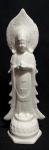 ARTE ORIENTAL - "Divindade" Lindo e antigo grupo escultórico chines, circa 1940, em porcelana, na cor branca,  representando Cena de Divindade. Med 19 cm.