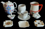 PORCELANA - Miscelânea constando doze peças, confeccionada em porcelana, sendo cinco cinzeiros, três xicaras, duas com seus respectivos pires, um bule e uma leiteira.  Medida maior 15cm, Medida menor 5cm.  (observação a leiteira está com fio de cabelo).