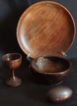 Lote contendo quatro pecas, confeccionada em madeira de lei, sendo uma petisqueira, um pow com escrita jacarandá no seu fundo, uma taça de pé alto e um em formato de ovo. Medidas: 3x23 /9,4x6/8x3/14x6cm.