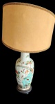ANTIGUIDADE - Antigo abajur, com base confeccionada em porcelana, com rica pintura feito a mão de cena Floral, com acabamento em metal cinzelado. Medida: 42x13/ cúpula26x31cm.  (obs. Necessita manutenção na fiação).