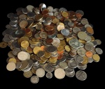 NUMISMÁTICA  - Lote contendo moedas de diferentes nacionalidade, moedas de diversos, metais, valores, períodos e estado de conservação. Medida: Peso 2,400 g.