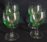 Lote constando quatro belíssimas taças de vinho, confeccionada em vidro na tonalidade verde água. Med:13x6,5cm.