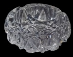 CRISTAL DA BOHEMIA - Elegante cinzeiro confeccionado em cristal da Bohemia, moldado em peça única, com rica lapidação em geométricos. Medida:  15x14cm.
