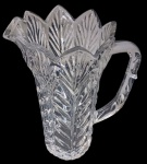 Belíssima e antiga jarra de suco em vidro translúcido, com rica lapidação em relevo em seu bojo em formato de galhos. Com pega lateral, moldada em peça única.  Med: 20x23,5x13cm.