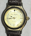 PIERRE CARDIN - Elegante relógio de pulso, modelo unissex a quartz, com caixa em aço com douração e pulseira em couro. Med 2,5 cm. Obs: No estado possivelmente bateria. Não garantimos autenticidade, pois não abrimos a maquina.