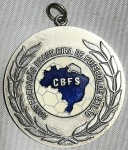 NUMISMÁTICA - C.B.F.S (Confederação Brasileira de Futebol de Salão) Antiga e rara medalha, comemorativa ao X Campeonato Brasileiro de Seleções Juvenil - 1984), em bronze banhado a prata, finamente cinzelada, concedida ao Vice Campeão. Med 7 cm.