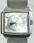 DIESEL - Elegante relógio de pulso americano, modelo unissex, a quartz, com caixa e pulseira em aço. Funcionando no momento e sem garantias futuras. Med,5x5 cm. (Caixa). Obs: Não garantimos autenticidade, pois não abrimos a maquina.