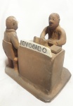 ARTE POPULAR (Vitalino Filho) - Espetacular e raro grupo escultórico regional brasileiro, em barro cozido, magnificamente esculpido a mão, representando Cena de Advogado. Assinado. Med 14x16x11 cm.