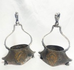 COLECIONISMO - Antigo e raro par de estribos, séc XIX, em metal, magnificamente cinzelado, decoradas por Cabeça de Cavalo. Med 20x15 cm. Obs: apresenta desgaste do banho.