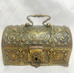 LUIS XV - Elegante e antigo porta joias francês, em pesado bronze dourado, finamente cinzelado, com decoração Floral em relevo. Med 13x16x10 cm.