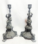 CENA DE ÉPOCA (Escola Portuguesa) - Excepcional e raro par de castiçais portugueses, Barrocos, séc XIX, em metal patinado, magnificamente cinzelados, representando Cena de Casal de Crianças. Contrastados. Med 28x15 cm.