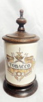 ESCOLA PORTUGUESA - Elegante, imponente e raro porta tabacos português, ao gosto barroco, anos 40, em porcelana policromada, com tampa e base em madeira nobre, ricamente torneada. Pega da tampa representando Pinha. Med 25x15 cm.