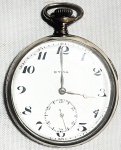 CYMA - Elegante e raro relógio de bolso suíço, à corda, Art Deco, circa 1940, com caixa em plaquedor finamente cinzelada, mostrador em porcelana esmaltada. Funcionando no momento e sem garantias futuras. Med.: 7 cm.
