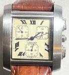 CARTIER (Chronograph) - Elegante e raro relógio de pulso suíço, modelo unissex, a quartz, com caixa em aço e pulseira em couro. Funcionando no momento e sem garantias futuras. Med: 3,5 cm (Caixa). Obs: Não garantimos autenticidade, pois não abrimos a maquina