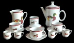 PORCELANA - Lindo e antigo aparelho para chá inglês, constando quinze peças, confeccionado em porcelana branca, com pintura em policromia representando Pato e bordas no tom bordo.  Sendo um bule com tampa, uma leiteira, três xicaras com seus respectivos pires, um açucareiro,  quatro pequenas xicaras e um pequeno pote. Medida: Tamanhos variados. OBS.: uma xícara com bicado e um fio de cabelo no açucareiro.