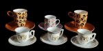 Lote constando seis xícaras para café com seus respectivos pires, confeccionada em porcelana na tonalidade branca, de diferente tamanhos e formatos.