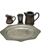 ANTIGUIDADE - Lote contendo quatro peças em metal. Sendo uma travessa, um copo, duas leiteira, (observação o copo com morsa na base) Med: 41x28,5x2,5 /14x17x9 /7x10/10x11x6cm.