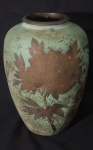 ANTIGUIDADE - Antigo vaso, confeccionado em latão patinado, com rica decoração foral no seu bojo, policromado na tonalidade verde.  Med:21x15cm. Marcas do tempo.