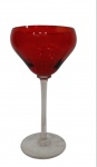 Linda taça de pé alto, confeccionada em vidro na tonalidade vermelha e hastes transparentes. med: 17 cmdealtura.