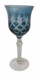 Belíssima taça confeccionada em Cristal Europeu, no estilo double azul e translúcido lapidado com "losangos". Med.: 21x8 cm.