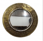 Belíssimo espelho de parede, confeccionado em metal dourado, dito estilo Indiano. Com geométricos esculpido em relevo na lateral.  Med:29x29cm.
