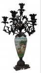 Magnífico e antigo candelabro de mesa para cinco velas, confeccionado em porcelana e metal, com rica pintura em policromia "Cenas galante" em seu bojo, Encimado de base em metal.  Med: 59 x14 cm. Obs.  Pequena Falta na base.
