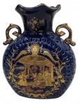 ANTIGUIDADE - Belíssima e antiga ânfora Oriental anos 50, confeccionada em Porcelana, com  pintura em azul cobalto e frisos dourados. Com rica decoração galantes em seu bojo. Med:19x13cm.